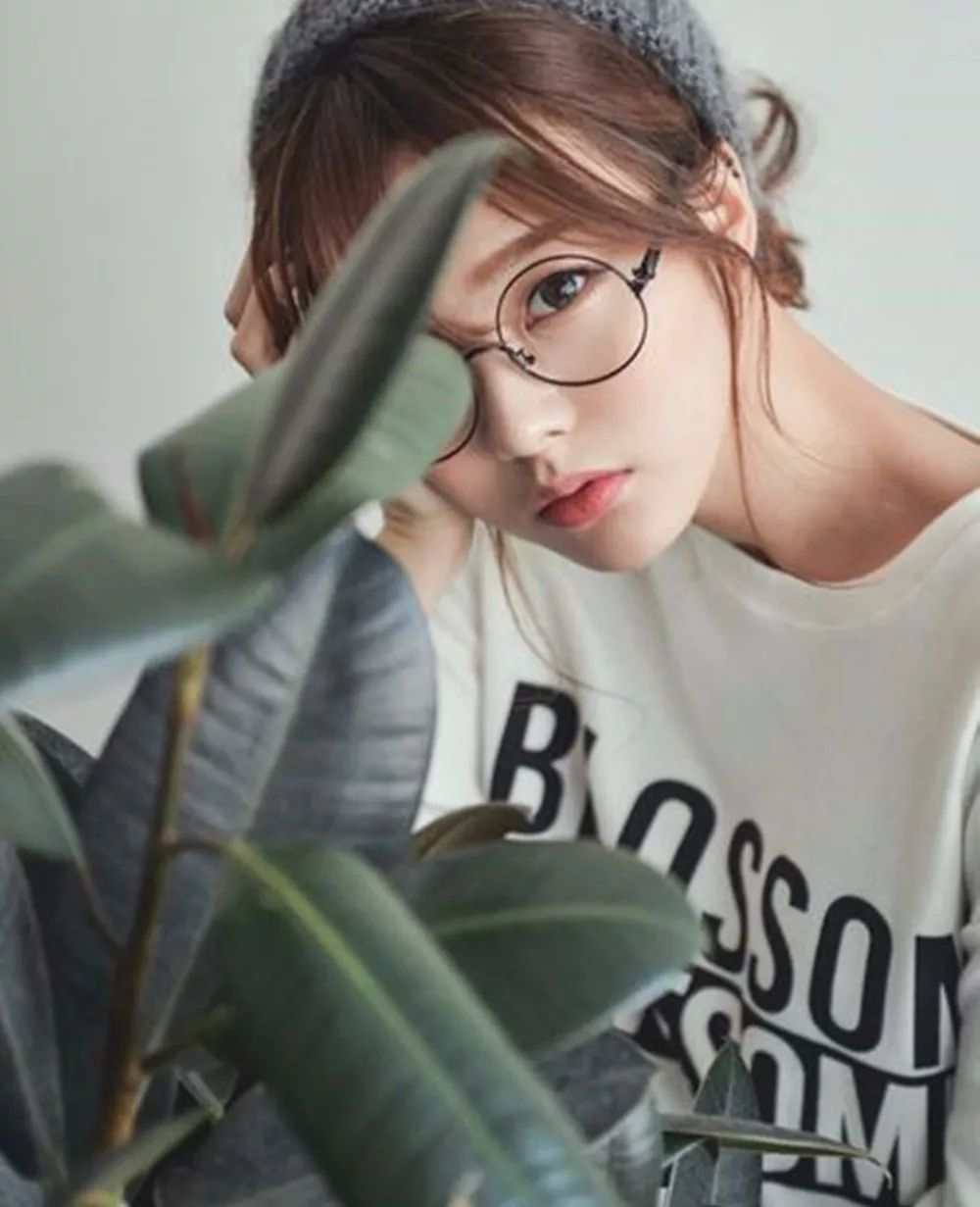 根据你的脸型和眼镜选发型,怎么选择适合自己的发型和眼镜