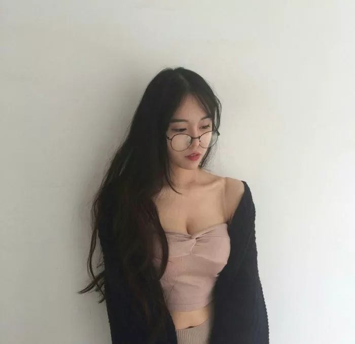 根据你的脸型和眼镜选发型,怎么选择适合自己的发型和眼镜