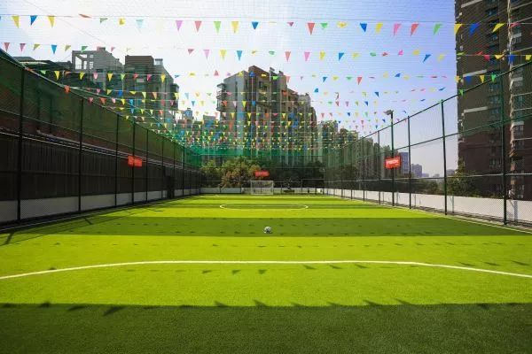 闲置空地变身篮球场,江岸人造草坪足球场