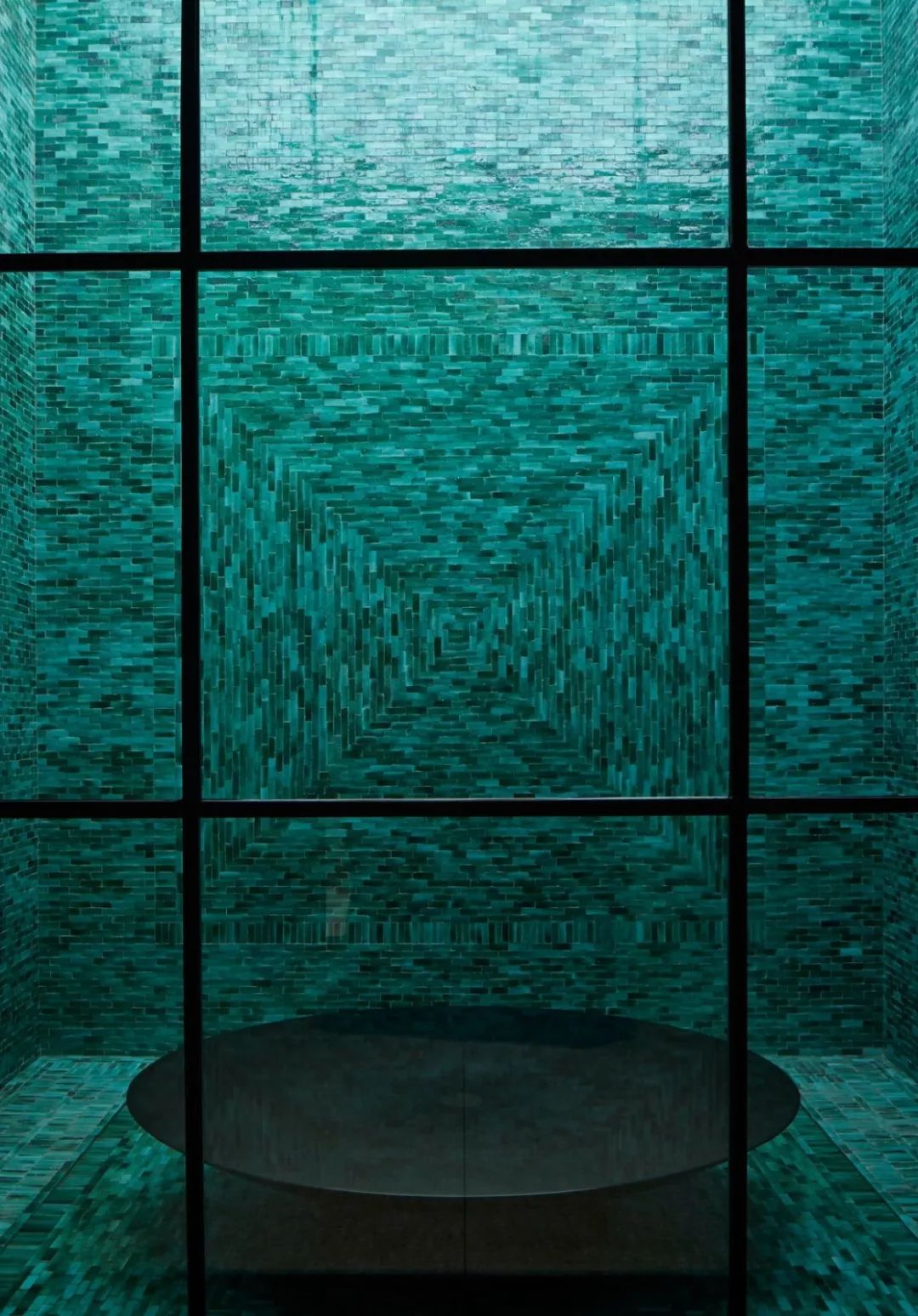 济公登《男人装》“俏杀”杨幂；香奈儿给“老干妈”提鞋？“DNA”螺旋造房...「设计烩报235期」