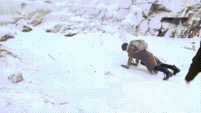 孩子摔倒了自己爬起来还是扶起来,小孩摔倒勇敢站起来