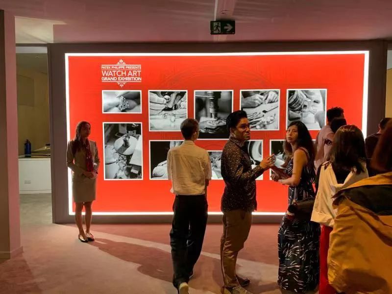 他一出现，所有爱表的人都屏住了呼吸