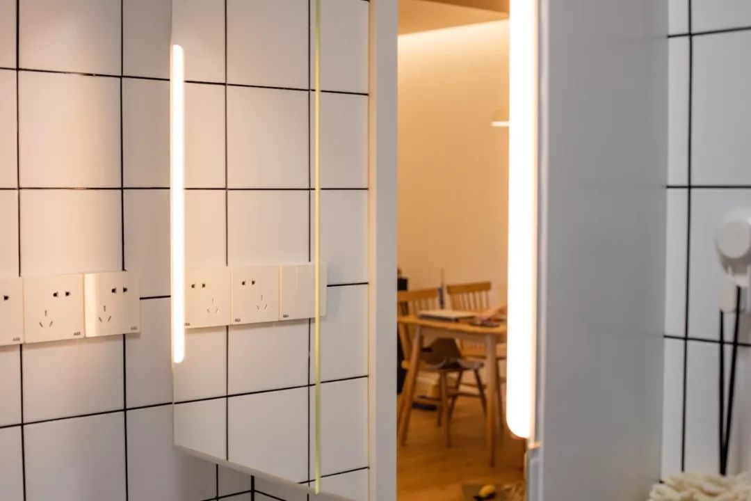 客厅没窗户没有阳光,客厅没有窗户一点采光都没有