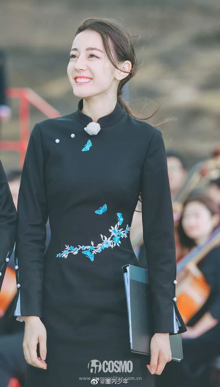 越年轻的小花越难穿好，我说旗袍