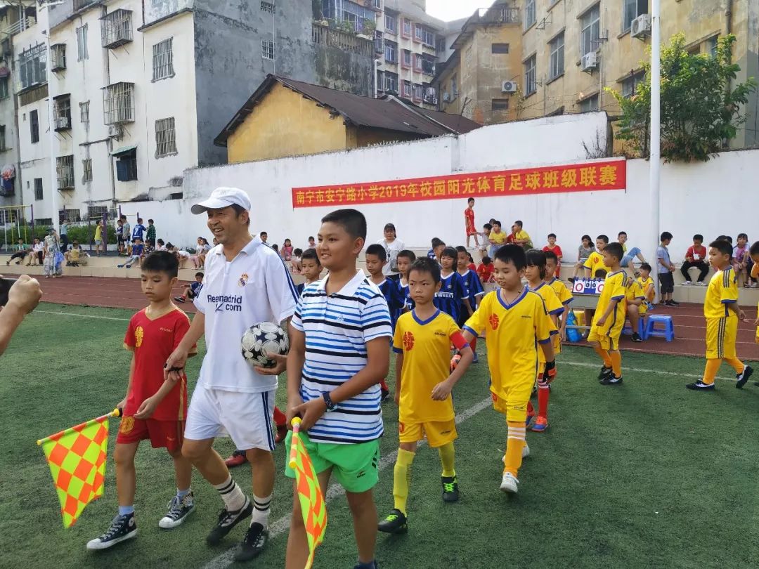 学校校园足球联赛开幕式,校园足球联赛火爆场面