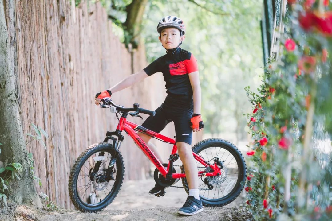 迪卡侬自行车btwin20寸,迪卡侬st900成人山地车测评