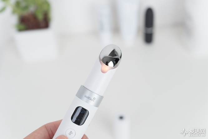 这是你的新口红？不，是我的WellSkins温热彩光美眼仪