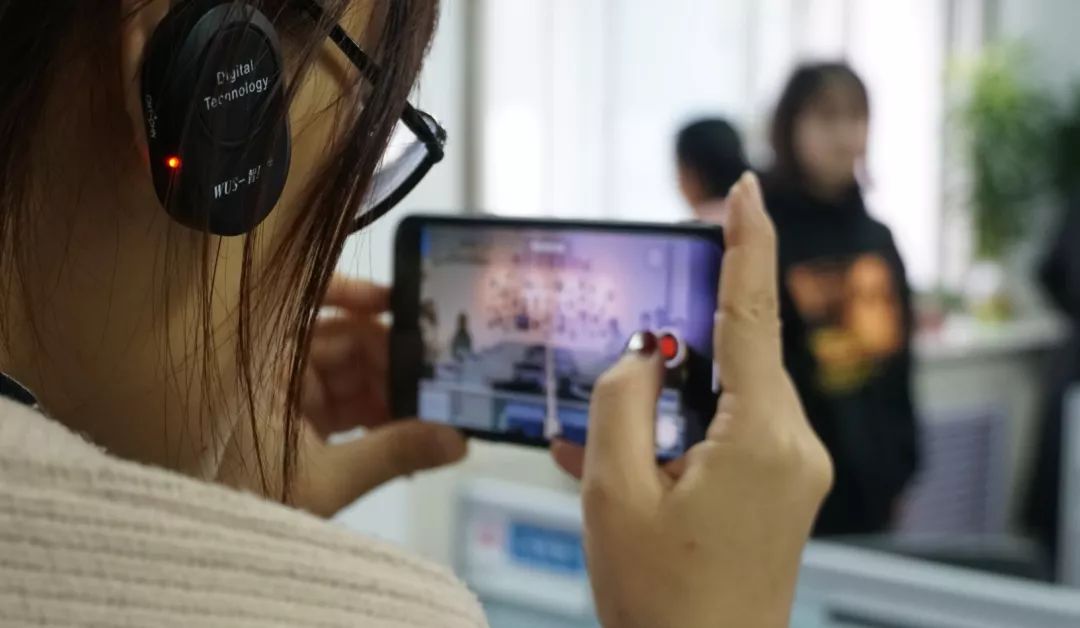 我们来啦英文视频,我们来了完整视频