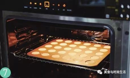 超简单的薄脆饼干，面糊搅一搅就烤，焦香酥脆，一口一个停不下来