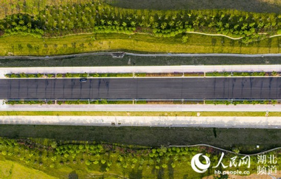 创军人荣耀筑世界和平的英语,展军人风采筑世界和平