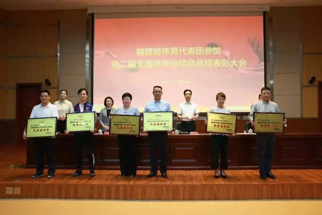 都说香槟是庆功酒，那为了这件事，我们得开200多瓶香槟