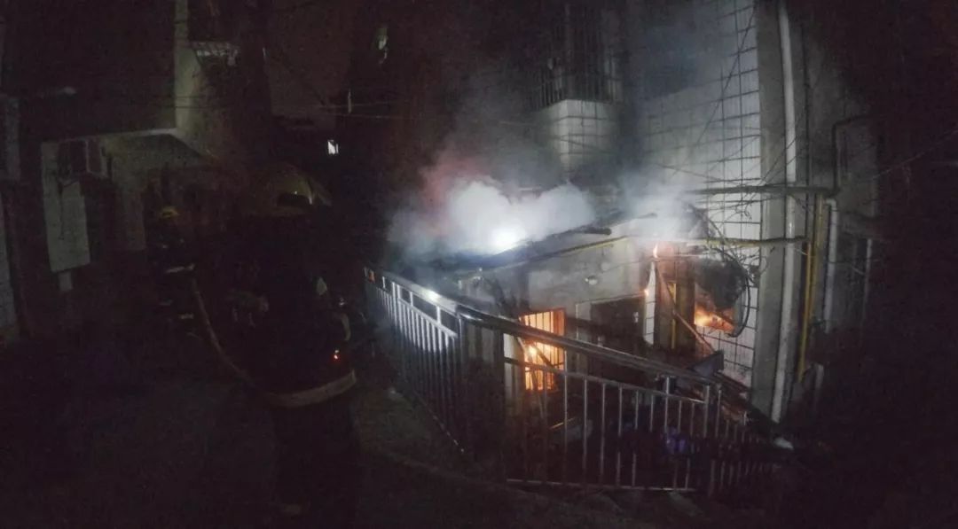 清晨烧烤店着火视频,烧烤店烟囱火灾怎么处理