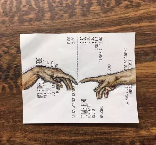 画纸用光了？多去几趟超市就有了。他把购物小票秒变成世界名画
