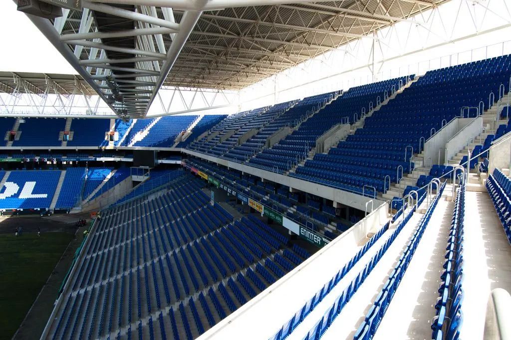 西班牙足球场免费吗,西班牙旅游足球