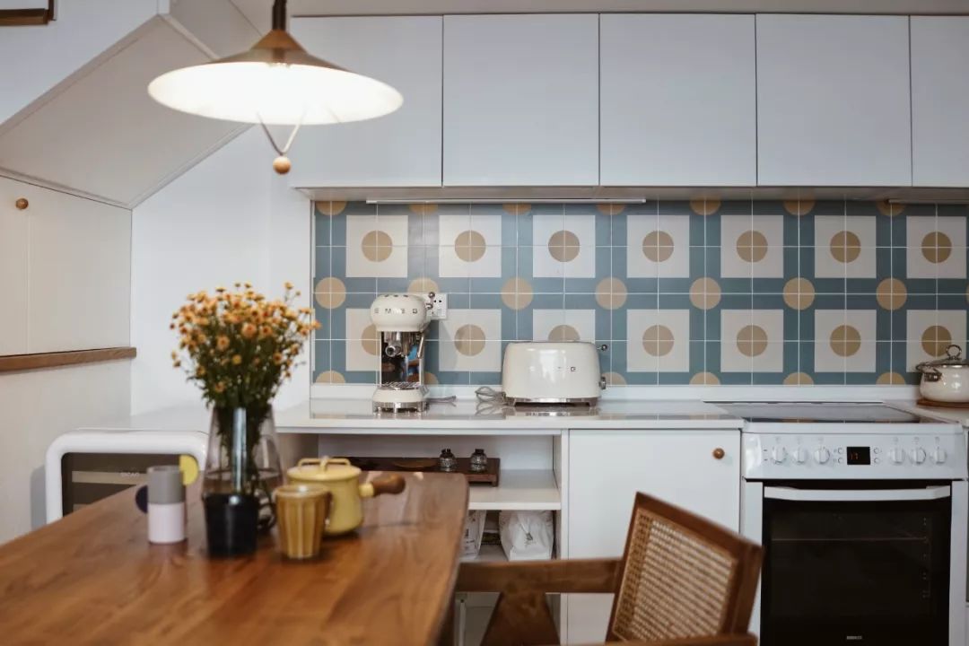 她买下32㎡上海老旧学区房，为女儿打造小桃园，还有20㎡超舒适大庭院