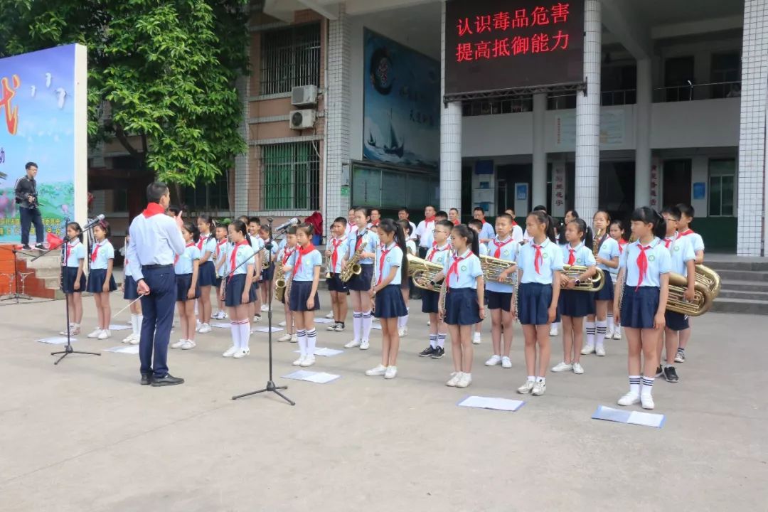 马路边上的学校,马路对面学校