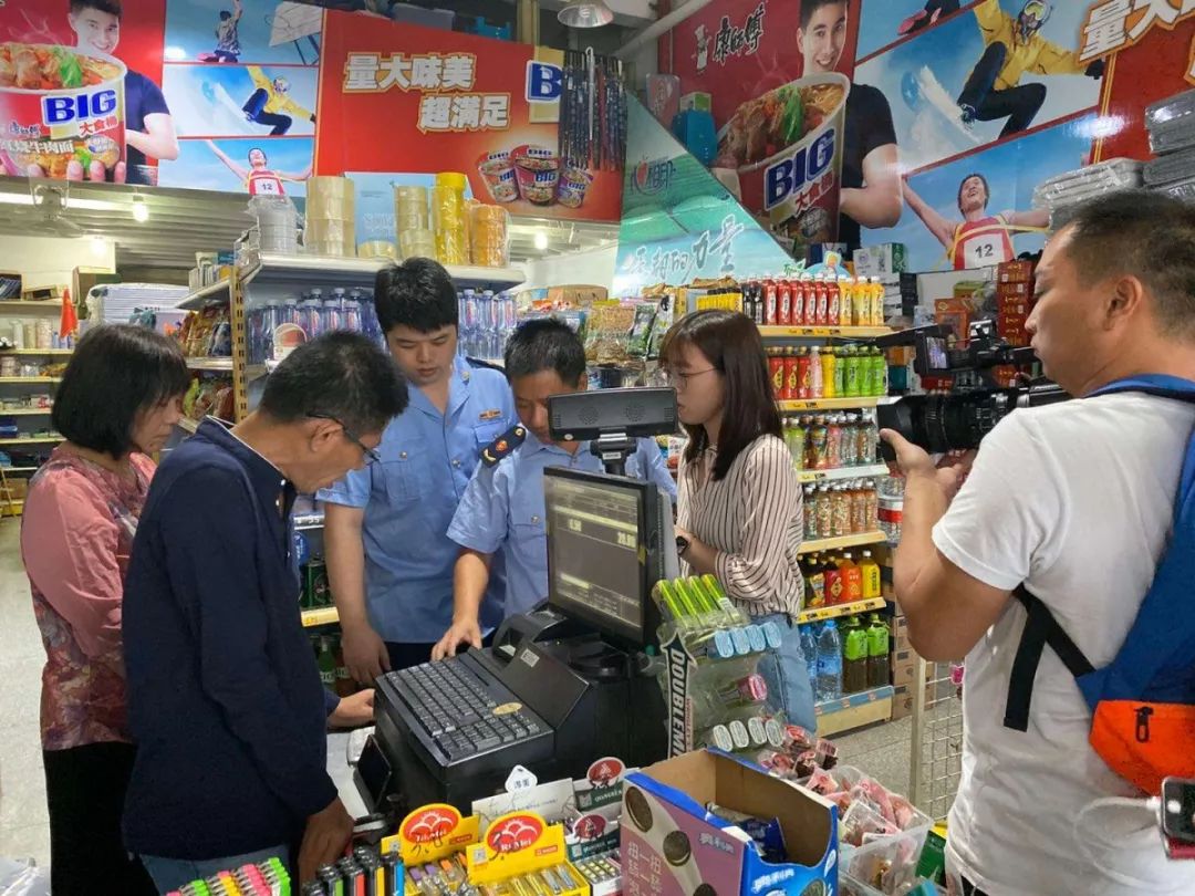 便利店卖假安全套,突击检查餐饮店食品安全