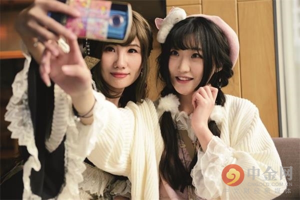 “中毒”的年轻人：一入盲盒深似海一盒接着一盒买