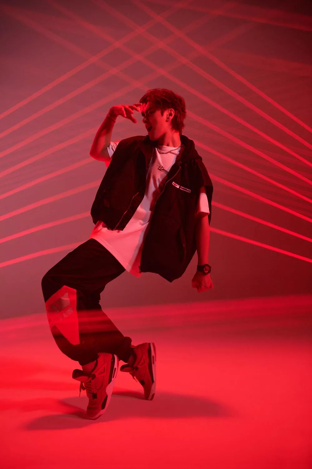 坐拥数千球鞋，满屋潮流玩具！他可能才是国内最潮的明星