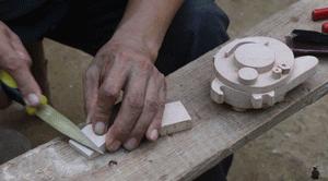 63岁中国大爷靠玩木头火到国外,61岁中国大爷惊呆老外