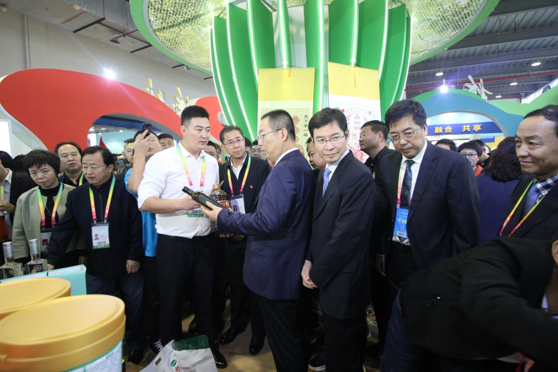 法警辞职回乡当农民自创品牌农高会上获奖