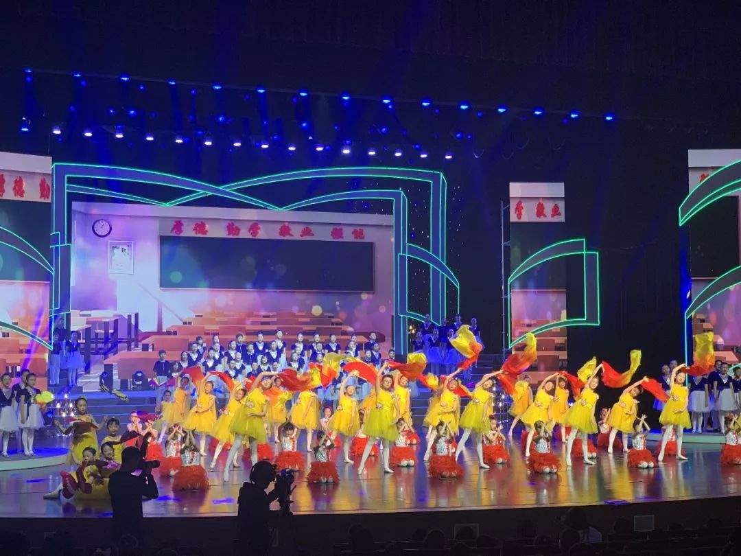 今天，这所学校的生日会惊艳全场