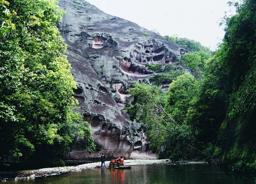 这条“藏在深闺人未识”的溪流,让你远离凡尘,沉醉于此