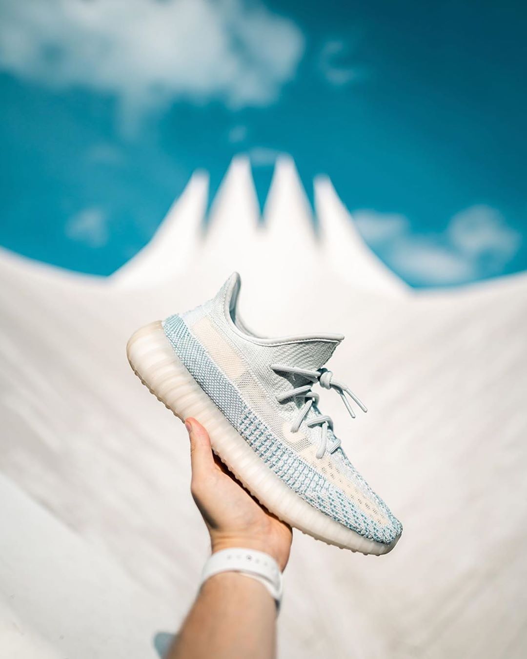 倒钩、OW北卡AJ1市场价暴跌！跟风冲这些鞋的人都后悔了