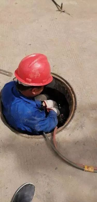 你的家里温暖如春，你可知这个城市有一群暖男在为你抵御寒冬