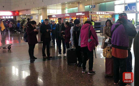 老人拎大包小包,老人提着大包小包赶火车