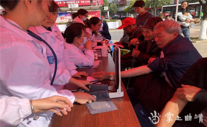 师宗县人民医院开展世界慢阻肺日义诊活动——让群众远离慢阻肺