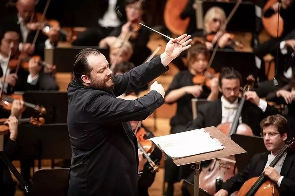 横跨大西洋，双城共享音乐总监的喜与忧