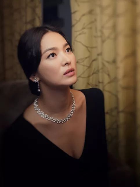 低胸≠暴露!或许你与性感女神只差一件V领的距离