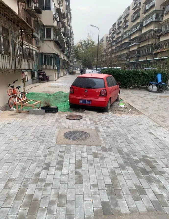 小区停车场有钉子,小区车位连续出现钉子