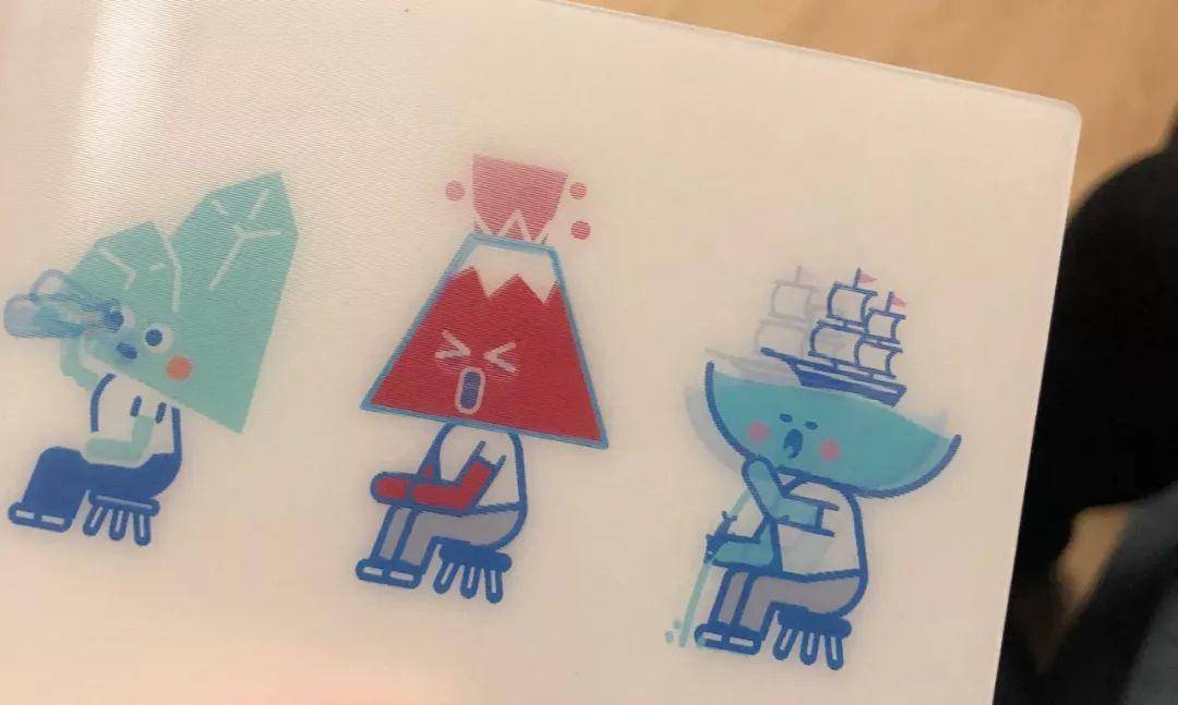 这张图非常火，很多网友留言说：这个星星就不知道把板凳往前挪一挪吗？