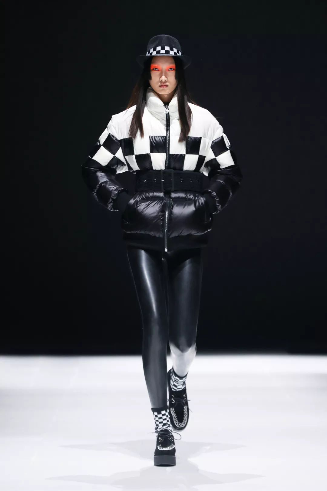 李宇春最新短款羽绒服,李宇春同款羽绒服长款