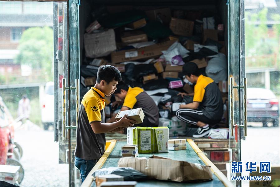 总书记关切高质量发展｜“小镇青年”购物车里的消费新天地——下沉市场消费旺助稳增长预期