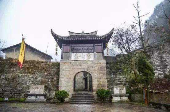 安顺游玩黄果树和龙宫哪个好一点,安顺除了龙宫黄果树还有什么