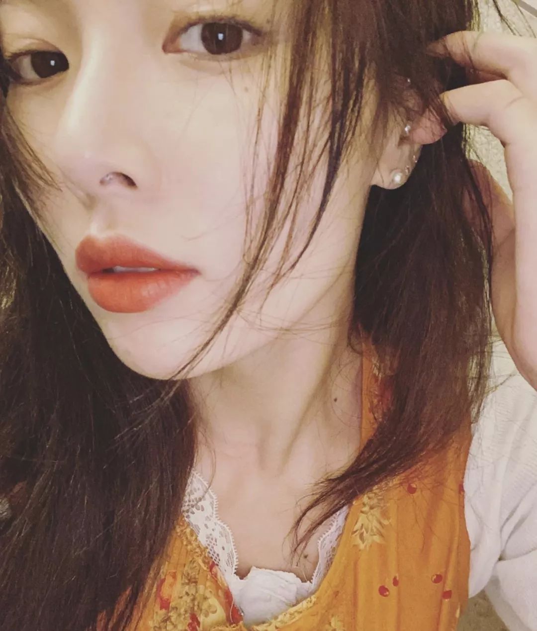 宋妍霏、泫雅破次元壁同框！原来plmm都是这样涂唇膏的