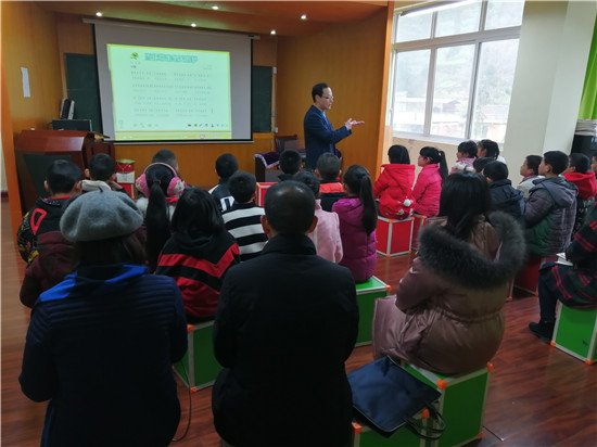 民盟“烛光行动”送教下乡暨爱心捐赠活动在观化乡中心学校顺利开展