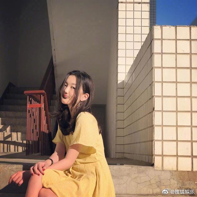 李嫣近照五官气质超像王菲,李嫣晒美照浓妆艳抹气场十足