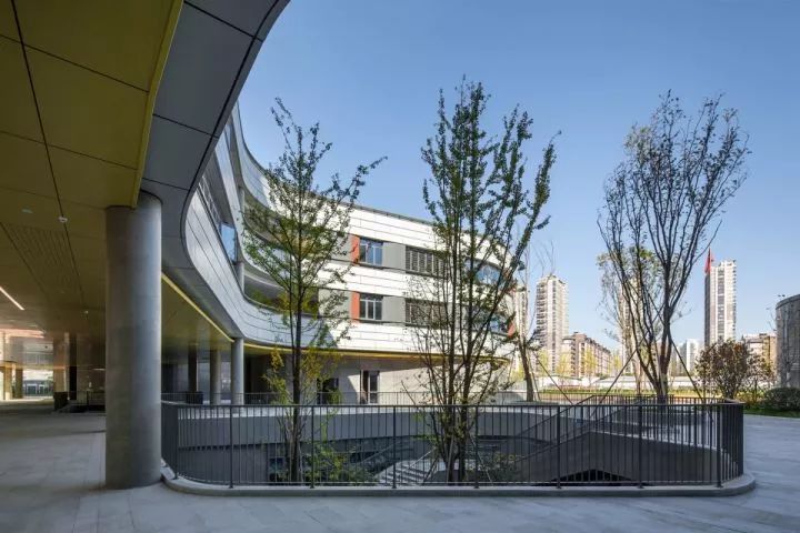 拒绝“千校一律”,浙大教院附中完成漂浮立体校园
