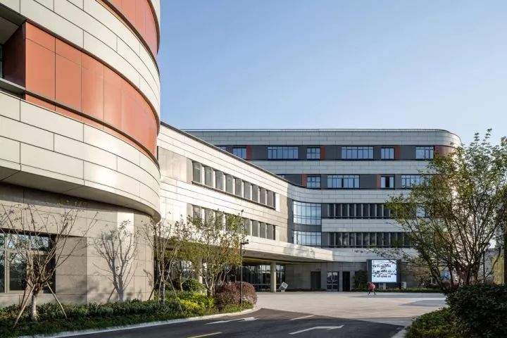拒绝“千校一律”,浙大教院附中完成漂浮立体校园