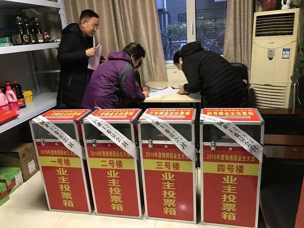 郑州一小区业主疯狂撒钱,郑州一小区给业主发钱