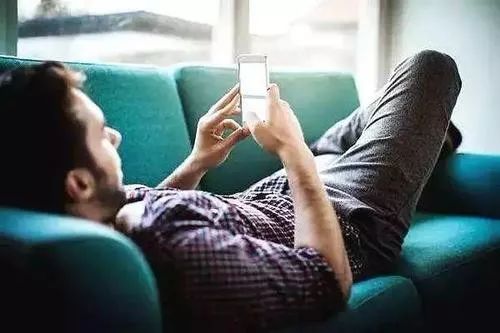 20岁女生胸部一阵一阵疼,22岁了有时候胸部会疼痛