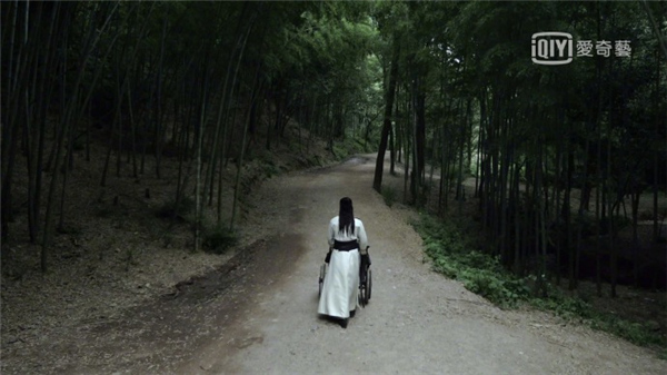 早上6点多公交车挤不挤,早上的公交车非常拥堵