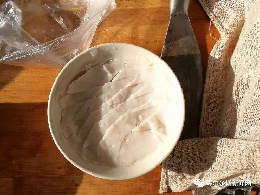 老板端来一碗饭,老板来一碗清汤