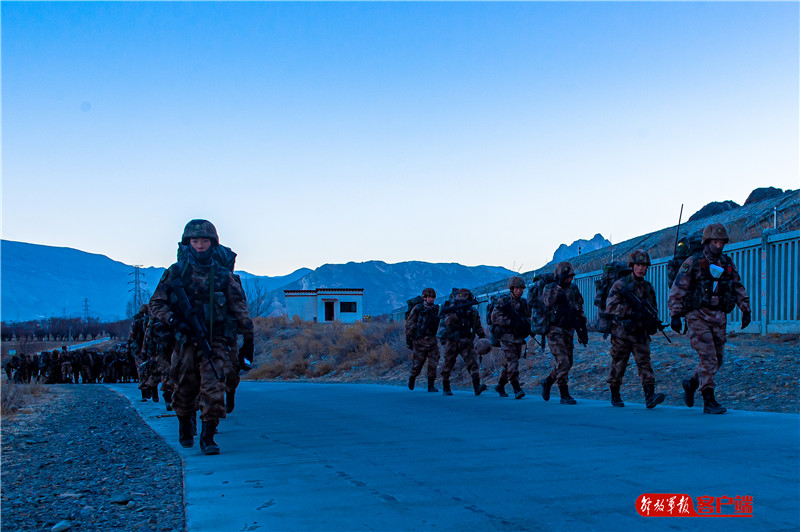 负重70斤登山,负重30斤拉练70公里