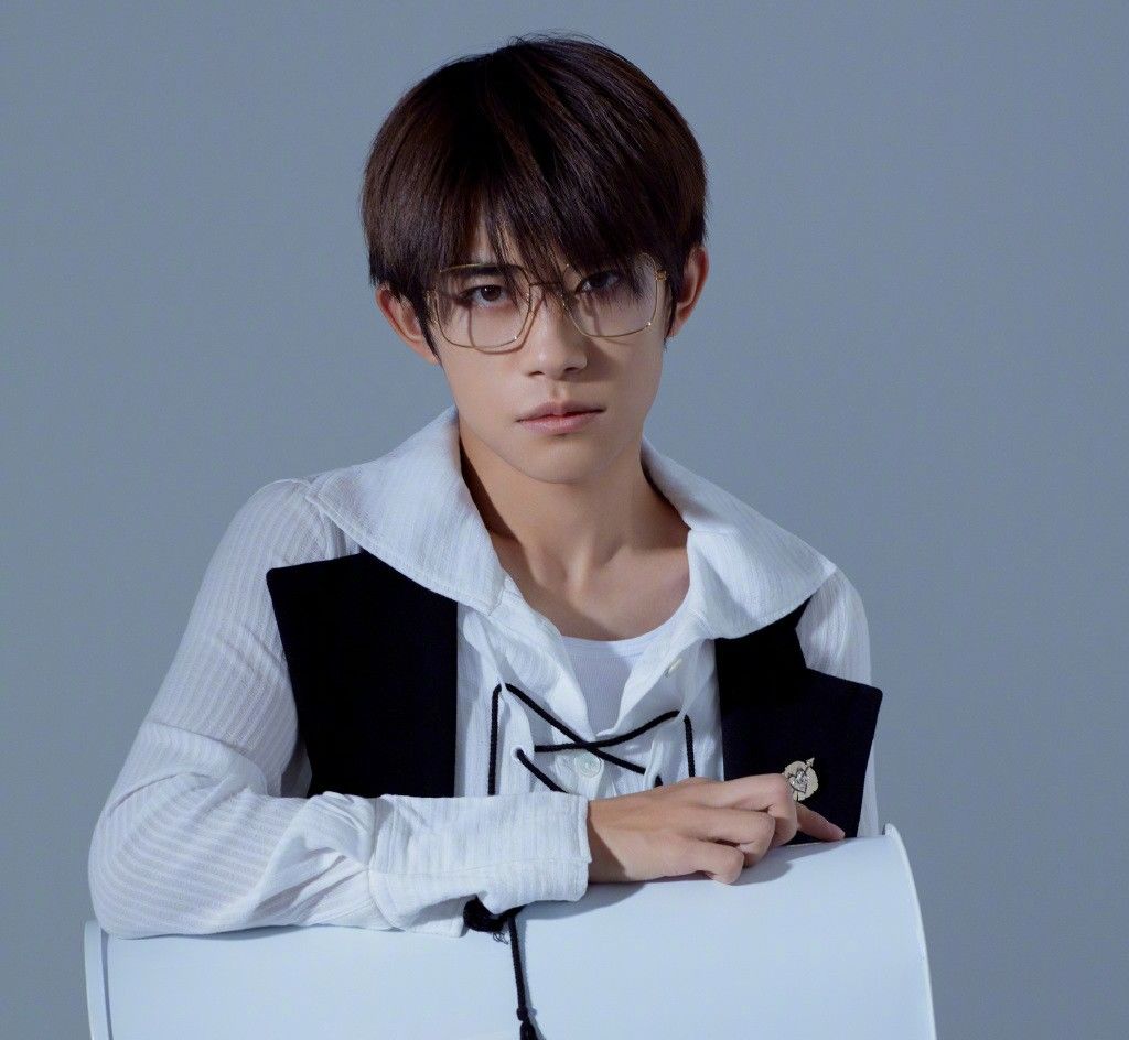 易烊千玺送阿玛尼 (易烊千玺送粉丝的阿玛尼是什么)