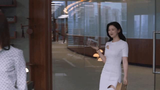 连续8年蝉联全球最美100人,35岁性感*物尤**凭美胸翻红,网友:我就是馋她身子